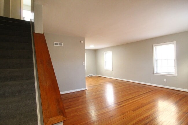 Building Photo - February FREE On This 2 Bedroom 2 Bath Duplex In The Waldo Area