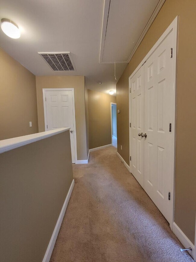 Building Photo - 320 Zach Dr
