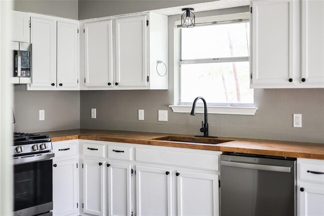 Building Photo - 3109 Blazing Star Trail