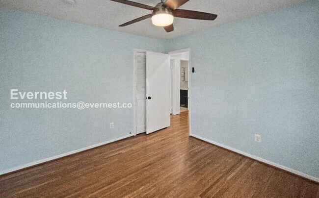 Building Photo - 3 Bed/3 Bath Home with Fenced Yard and Garage / Available Now!