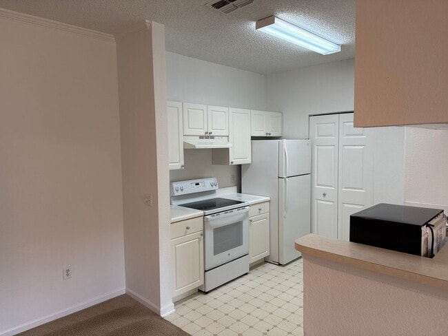 Building Photo - 2 Bedroom 2 bathroom in The  Abor Lakes Luxury Condominium. Stop, Look and Lease!
