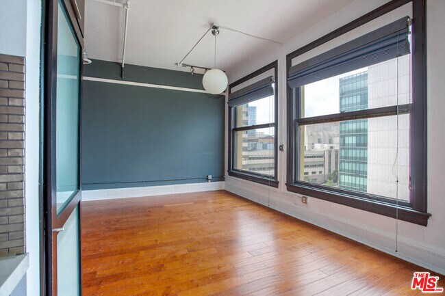 Building Photo - 108 W 2nd St