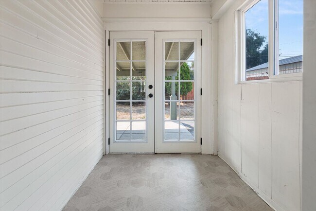 Building Photo - 1113 W Montgomery Ave