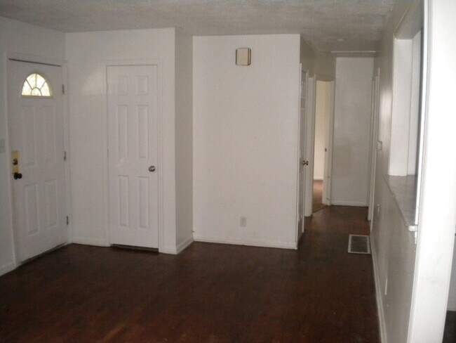 Building Photo - Pet Friendly 3 bedroom, 1 bath