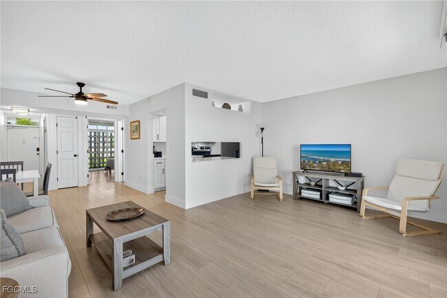 Building Photo - 330 Tudor Dr