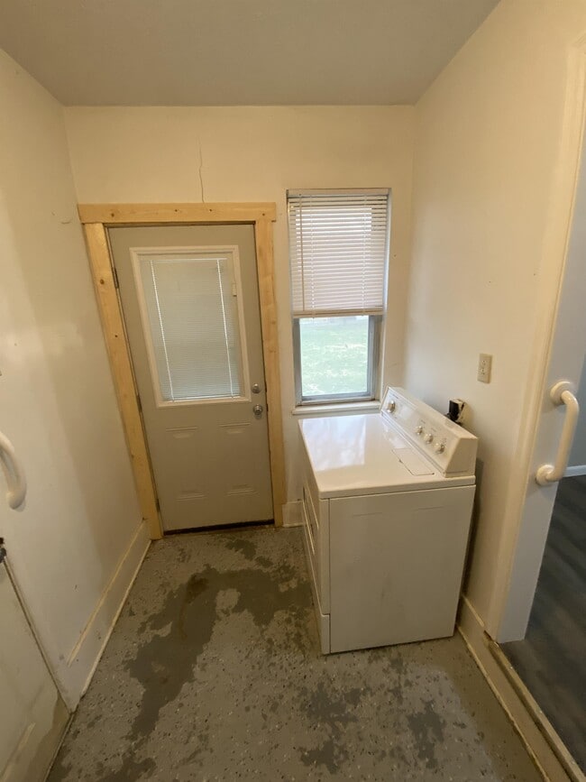 Building Photo - 877 Windsor Dr