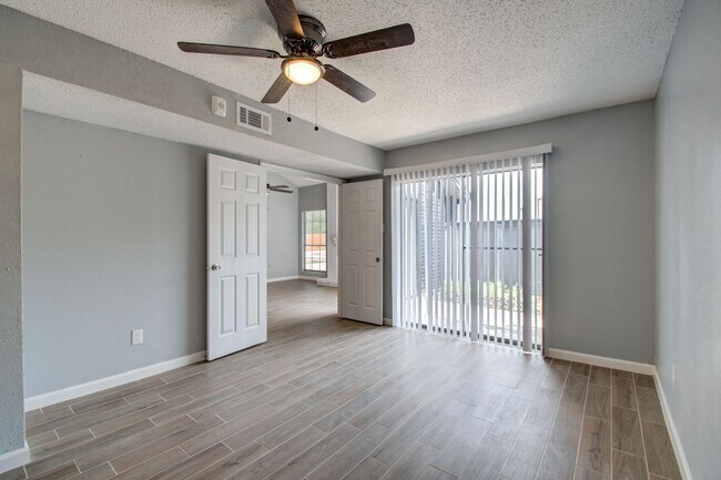 Building Photo - Remodeled 3 Bed / 2 Bath townhome at The B...