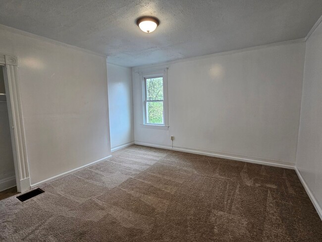 Building Photo - Spacious 3 bedroom 1 bath townhouse for re...