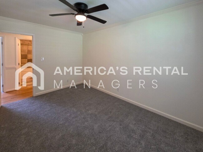 Building Photo - Newly Renovated and Ready for Move In!