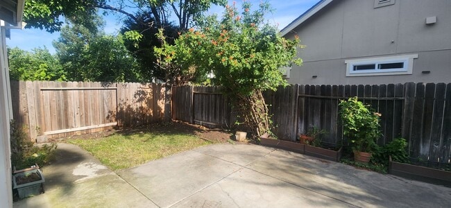 Building Photo - 3 Bedroom Home in Quaint Gated Community in Elk Grove