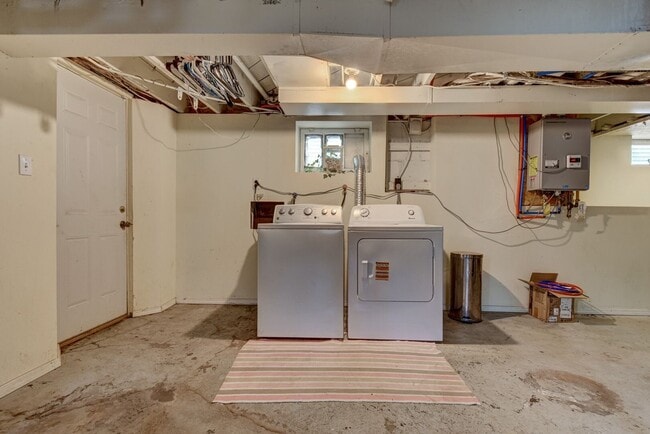 Building Photo - Charming and Spacious Home!