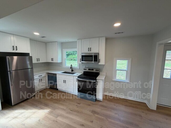 Building Photo - 1712 Blandford Dr