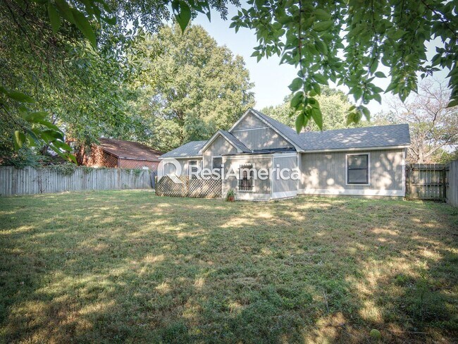 Building Photo - Fully renovated 3BR/2BA with fenced in yard