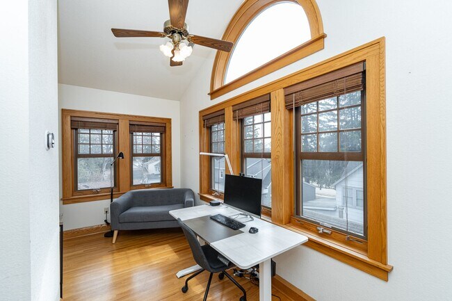 Building Photo - 3 Bed, 1.5 Bath Home for Rent – Historic S...