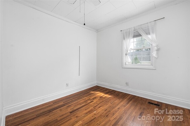 Building Photo - 387 Woodlawn Ave