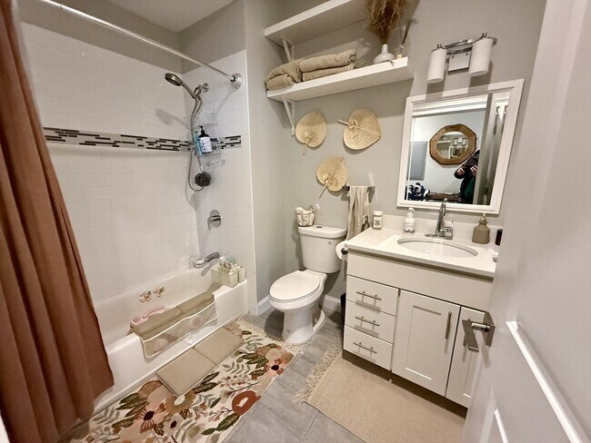 Building Photo - 170 W Broadway