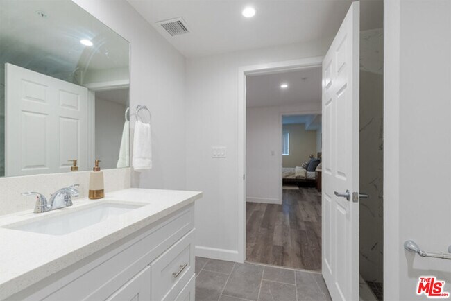 Building Photo - 850 S Gramercy Pl