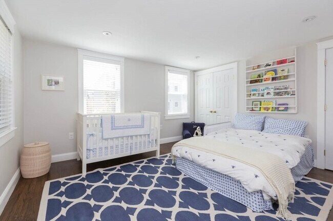 Building Photo - 622 E 2nd St