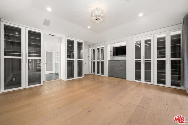 Building Photo - 2400 S Beverly Dr