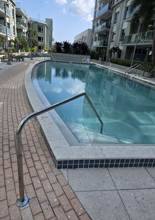 Building Photo - Luxurious 2/2 Modern Condo in Prestigious Channelside with Resort-Style Amenities