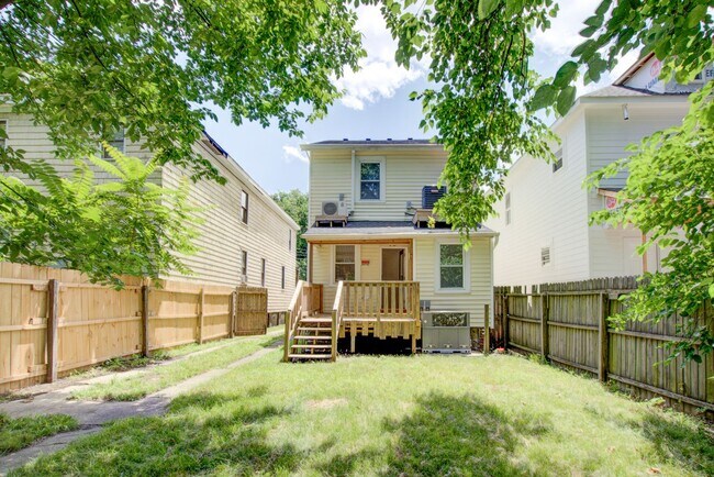 Building Photo - 6 Bed, 1.5 Bath Home in Granby School Dist...
