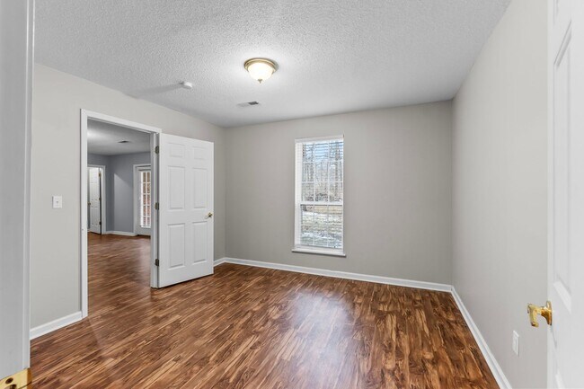 Building Photo - 911 Stonebridge Dr