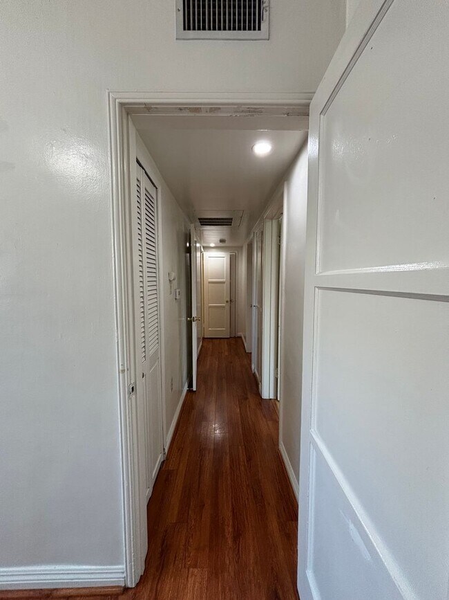 Building Photo - Glenoaks, 625-633 1/2