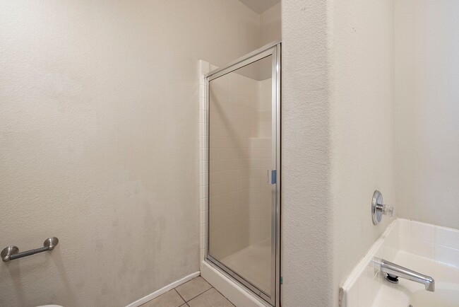 Building Photo - Gated 2 Bedroom 2 Bath Condo on the Second Floor