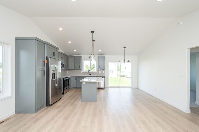 Building Photo - 4 Bed 3 Bath Single Family Home