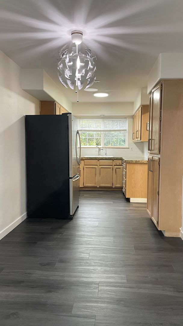 Building Photo - 3 bed 1.5 bath townhome in the prime locat...