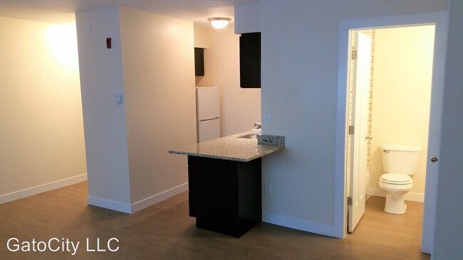 Building Photo - 1535 N Van Buren St