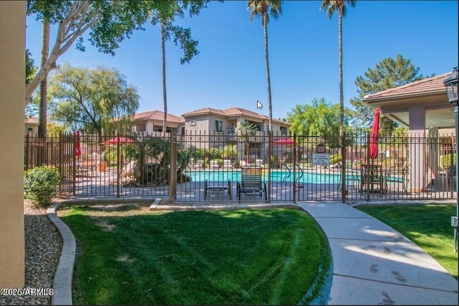 Building Photo - 7401 W Arrowhead Clubhouse Dr