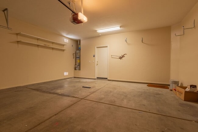 Building Photo - 3 Bedrooms 2 Bathrooms