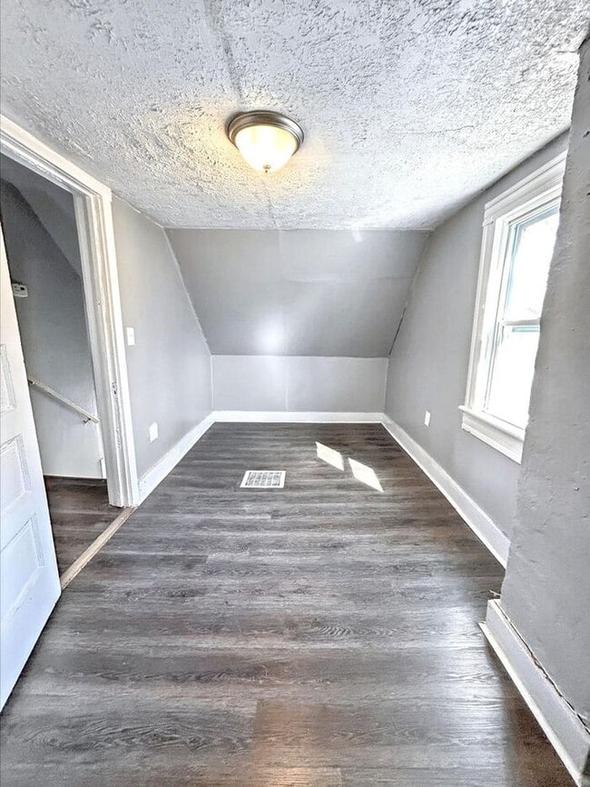 Building Photo - Adorable 3-Bedroom Home with Modern Conven...
