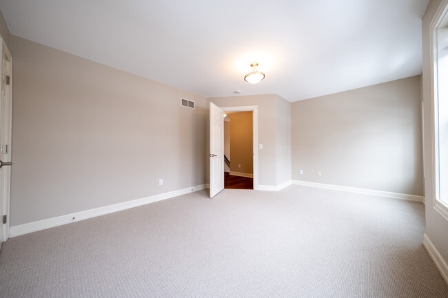 Building Photo - 3290 N Shore Dr