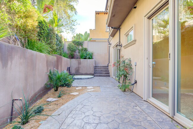 Building Photo - 612 N Juanita Ave