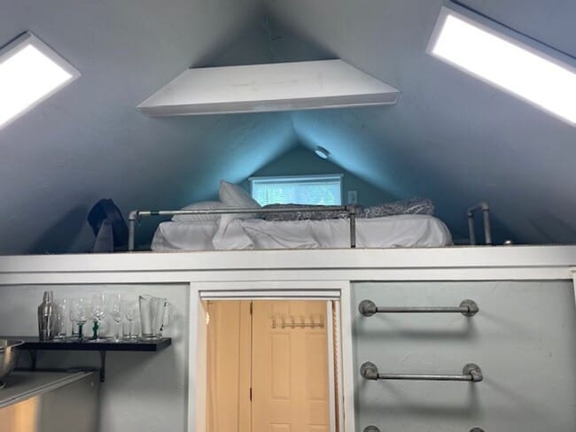 Building Photo - Furnished Tiny House!
