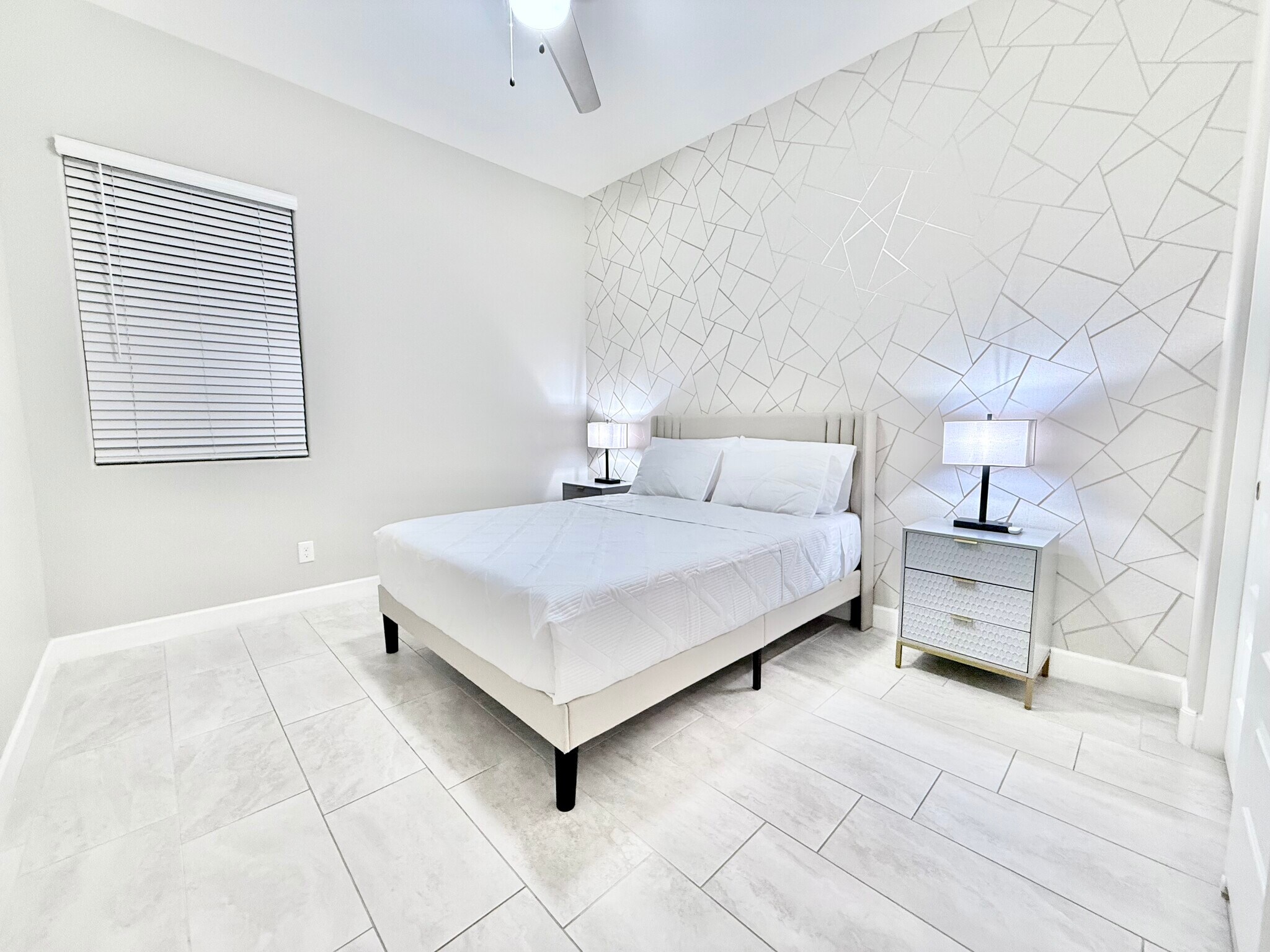 Building Photo - 2506 E Pleasant Ln