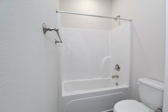 Building Photo - Spacious 3BR/2BA Home with Move-In Special...