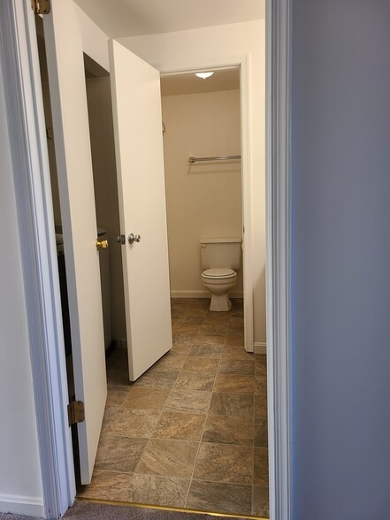 Upstairs bathroom - view 1 - 1207 Brice Sq
