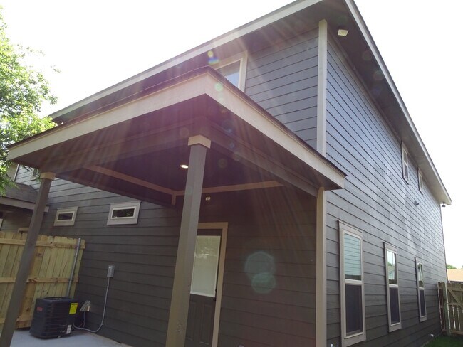 Building Photo - 7042 Lakeview Dr.