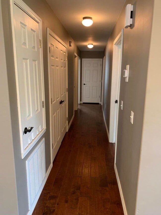 Building Photo - Come take a look at this cute 3 bedroom 1....