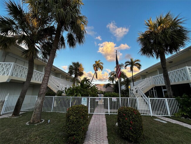 Building Photo - 4630 Poinciana St