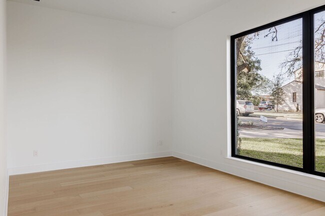 Building Photo - 2504 Bluffview Dr