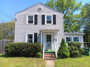 Building Photo - Single Family Home w/Large Garage & Fence ...