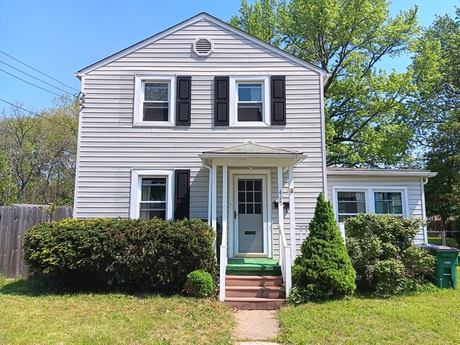 Primary Photo - 2 Bedroom, 1 Bath Single Family Home on Cu...