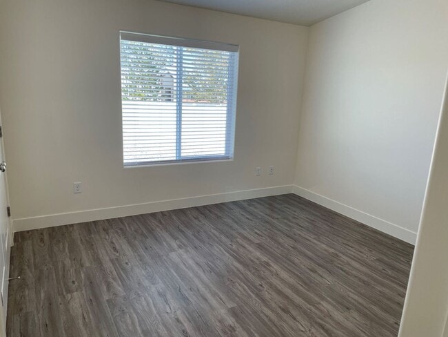 Building Photo - 3 bedroom- 2 bath Newer Construction