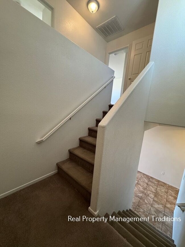 Building Photo - Spacious 4 + 3 Townhouse in Rosamond - Ask...