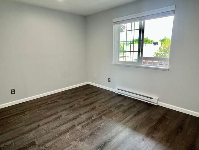 Building Photo - Woodinville ~ Woodland Hills Condo