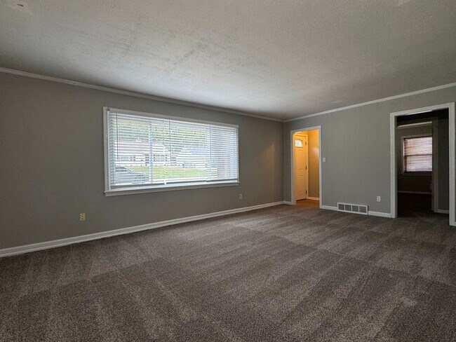 Building Photo - Move in Ready Prairie Village Ranch + Fenc...